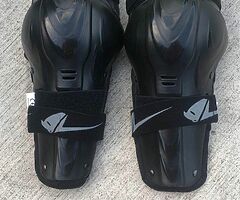Brand new men’s UFO knee pads