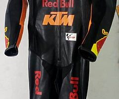 Customized suit included boots gloves complete set with original quality in best price of 350£