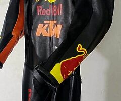 Customized suit included boots gloves complete set with original quality in best price of 350£ - Image 6/10