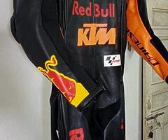 Customized suit included boots gloves complete set with original quality in best price of 350£ - Image 7/10