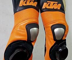 Customized suit included boots gloves complete set with original quality in best price of 350£ - Image 9/10