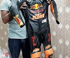 Customized suit included boots gloves complete set with original quality in best price of 350£ - Image 10/10