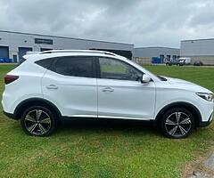 Mg ZS EV , Exclusive