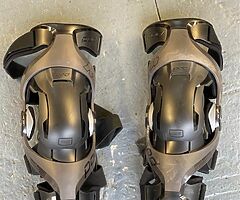 Pod K4 knee braces