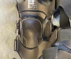 Pod K4 knee braces