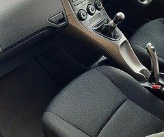 Toyota Auris 1.6 petrol - Image 9/10