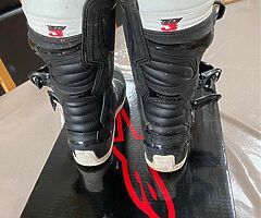 Alpinestars Tech 3S Youth Black White motocross boots 
Euro 42 size 7
