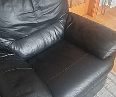 Real leather sofa with electric recliner over £1000 New - Image 3/4
