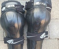 Motocross knee protectors/brace