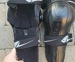 Motocross knee protectors/brace