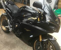 2010 yamaha r1 Big Bang model  black and gold - Image 3/10