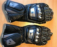 MOTORBIKE LEATHER GLOVES.
