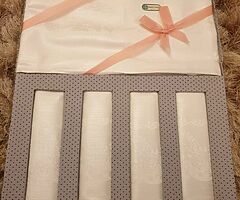 Damask Irish Linen Tablecloth & 4 matching Napkins - Image 5/5