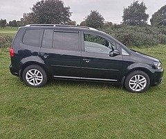 151 Volkswagen Touran, 2l TDI, 140bhp, Bluemotion. - Image 3/10