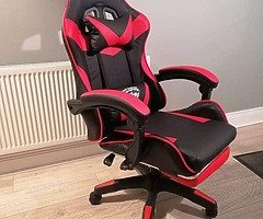 High quality Brand new gaming chair with footrest
National shipping €15