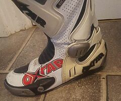 Men’s motorcycle boots and gloves