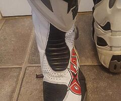 Men’s motorcycle boots and gloves
