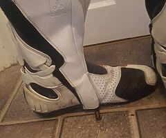 Men’s motorcycle boots and gloves - Image 4/6