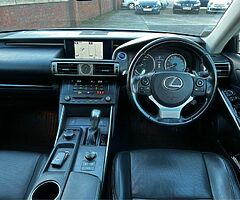 2017 Lexus IS 300 - Image 4/10