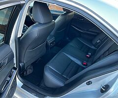 2017 Lexus IS 300 - Image 6/10