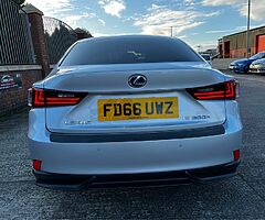 2017 Lexus IS 300 - Image 8/10