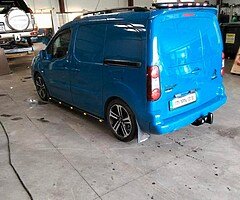 Very good van very clean van 6 gear  reverse camera air conditioning and sat nav 80,000 miles - Image 10/10