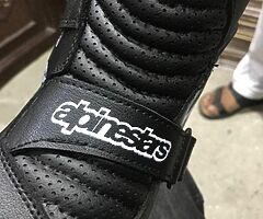 ALPINE STAR MOTORBIKE SHOES AVAILABLE FOR SALE 
DM FOR PRICE . FOR MORE INFO CONTACT: +92-3007119500 - Image 3/6