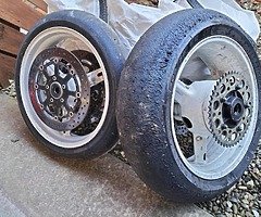 2002 gsxr 1000 wheels, discs, 2 sprockets, 2 carriers and tyres