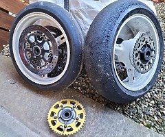 2002 gsxr 1000 wheels, discs, 2 sprockets, 2 carriers and tyres - Image 3/4