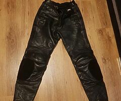 2 pairs leather motorcycle bottoms. - Image 3/4