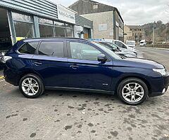 2014 Mitsubishi  Outlander 2.2 DI-D GX3 4WD 148 BHP 7 SEATS - Image 6/10
