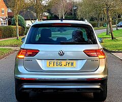 2017 Volkswagen Tiguan - Image 5/10