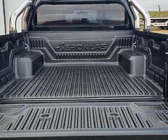 2018 TOYOTA HILUX - Image 7/10