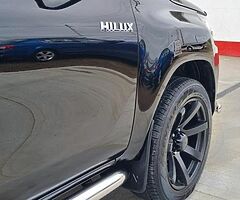 2018 TOYOTA HILUX - Image 9/10