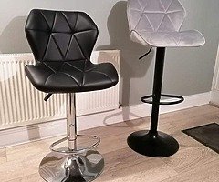 Brand new bar stools in black leather or grey velvet
€75
National shipping available for extra cost