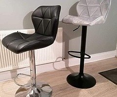 Brand new bar stools in black leather or grey velvet
€75
National shipping available for extra cost
