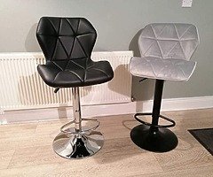 Brand new bar stools in black leather or grey velvet
€75
National shipping available for extra cost - Image 4/10