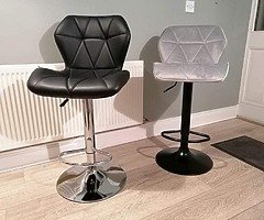 Brand new bar stools in black leather or grey velvet
€75
National shipping available for extra cost - Image 5/10