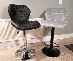 Brand new bar stools in black leather or grey velvet
€75
National shipping available for extra cost - Image 6/10