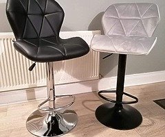 Brand new bar stools in black leather or grey velvet
€75
National shipping available for extra cost - Image 7/10