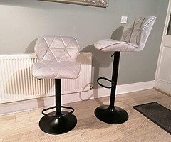 Brand new bar stools in black leather or grey velvet
€75
National shipping available for extra cost - Image 8/10
