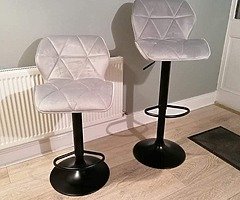 Brand new bar stools in black leather or grey velvet
€75
National shipping available for extra cost - Image 9/10