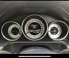 141 Mercedes E220 - Image 6/10