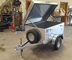 5 X 3 camping trailer with lockable lod