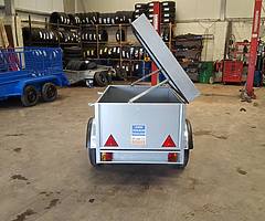 5 X 3 camping trailer with lockable lod