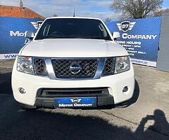Nissan Navarro 2.5 CrewCab  White passed DOE