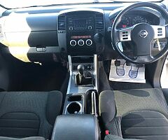 Nissan Navarro 2.5 CrewCab  White passed DOE - Image 7/10