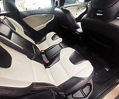 132 Volvo V40 Cross country/High spec/122k mls - Image 9/10