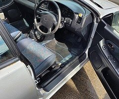 Mazda 323f - Image 4/8