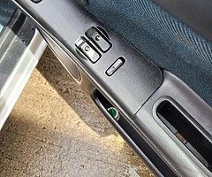 Mazda 323f - Image 6/8